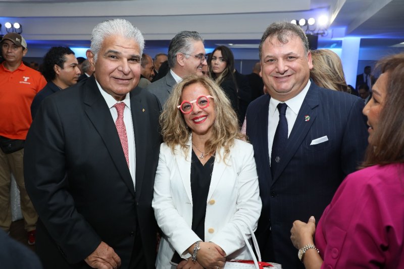 La nostra collaboratrice Monica Tomainu con il Presidente della Repubblica di Panama, José Raùl Mulino, e il Presidente della Camera di Commercio, Vittorio de Sanctis.